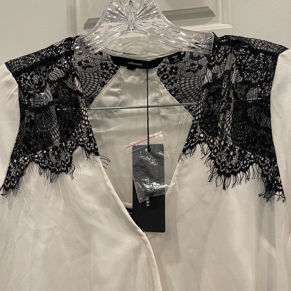 Vero MODA Woman’s Blouse/Top White with black lace. NWT size: XSmall